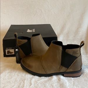 New Sorel Emelie Chelsea Major Black Bootie NWT